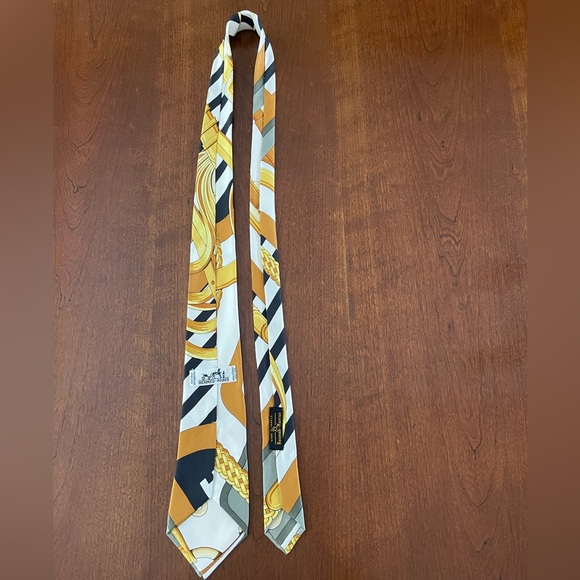 Hermes Men’s tie 100% silk in gold, white, gray and black pattern. - Picture 3 of 8